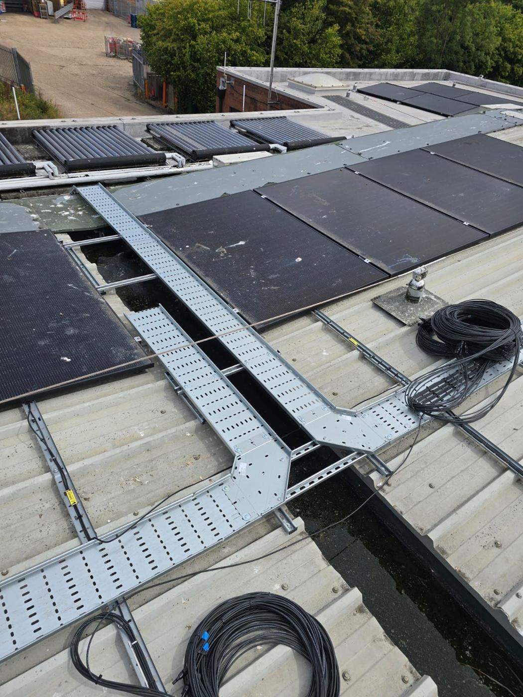 Tray bend with cables near the panels