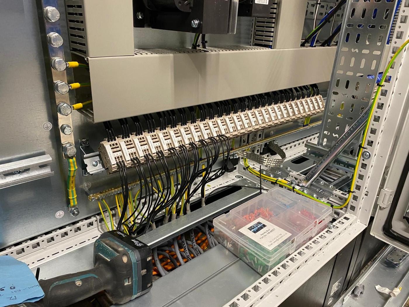 Terminal rails with numbered cores