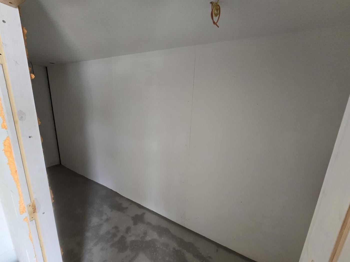 Empty room before the inverter and battery installation