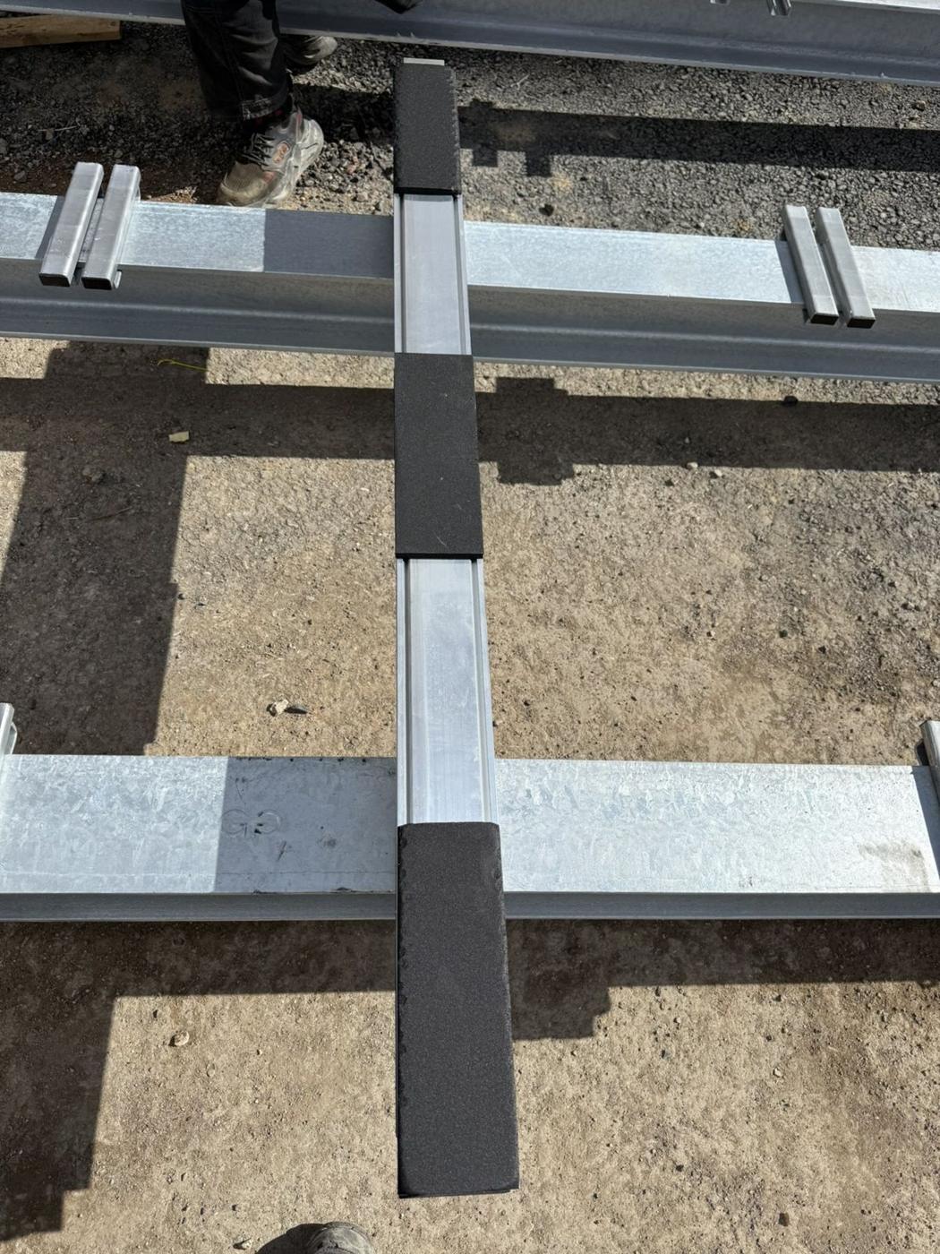 Mounting rail detail