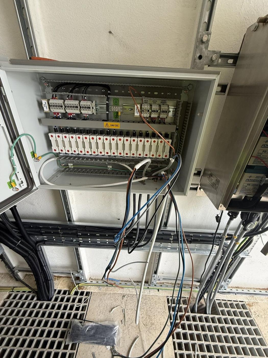 BMS outstation with field cables