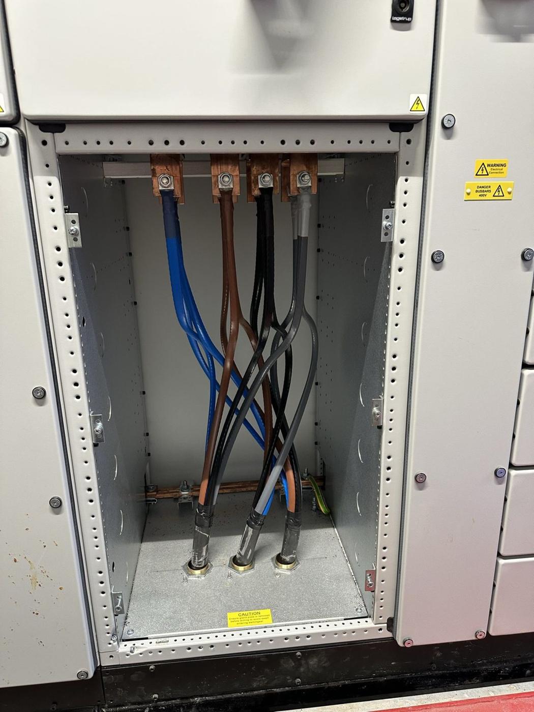 Three-phase SWA terminations with earth tails