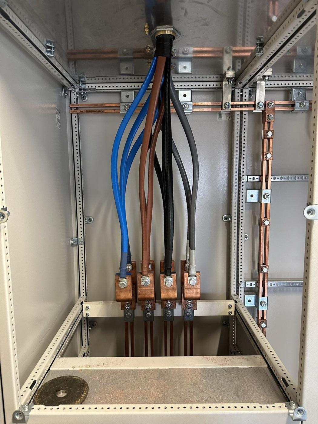 SWA cores terminated onto busbars