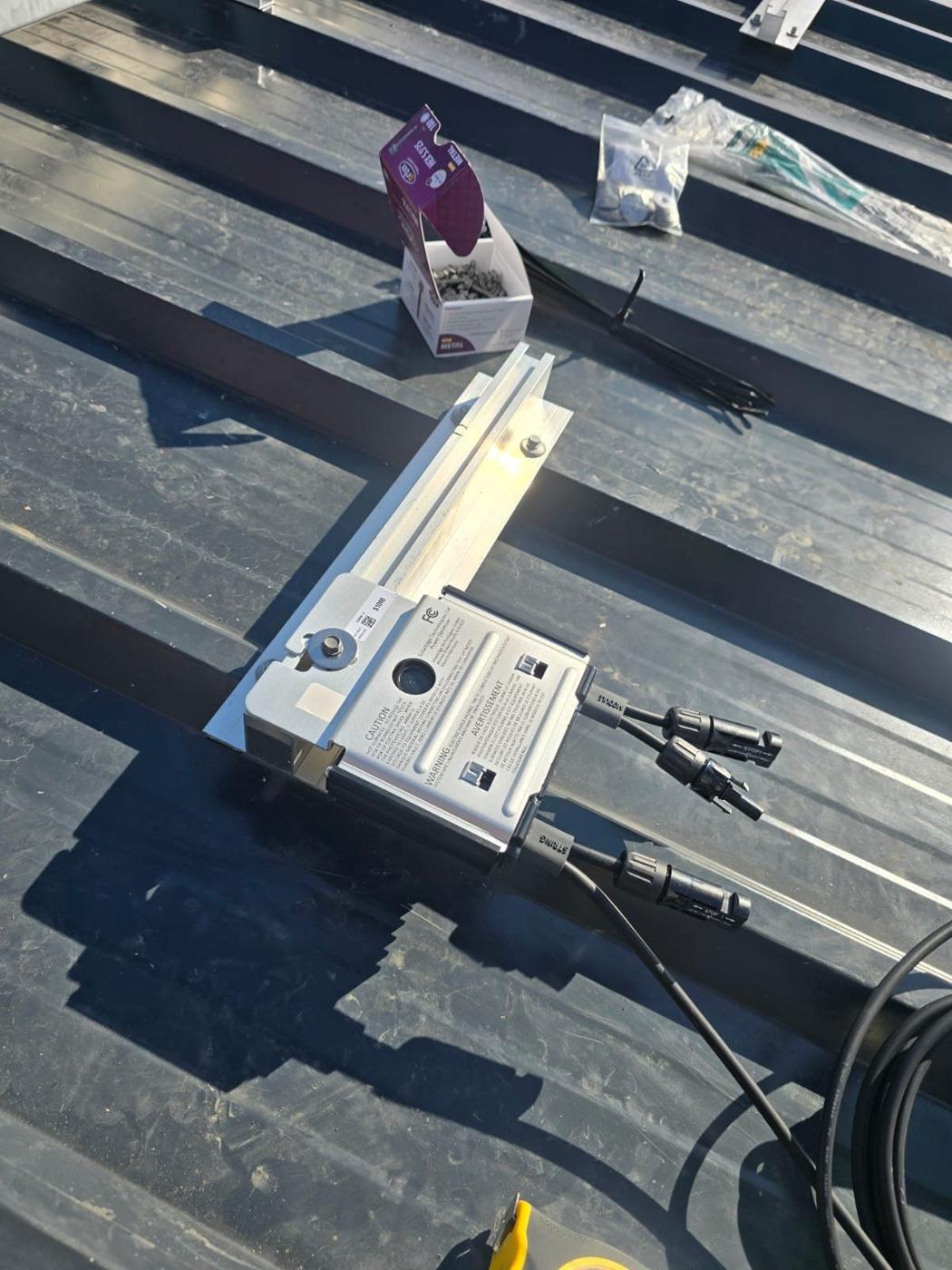 Optimiser fixed to a mounting rail