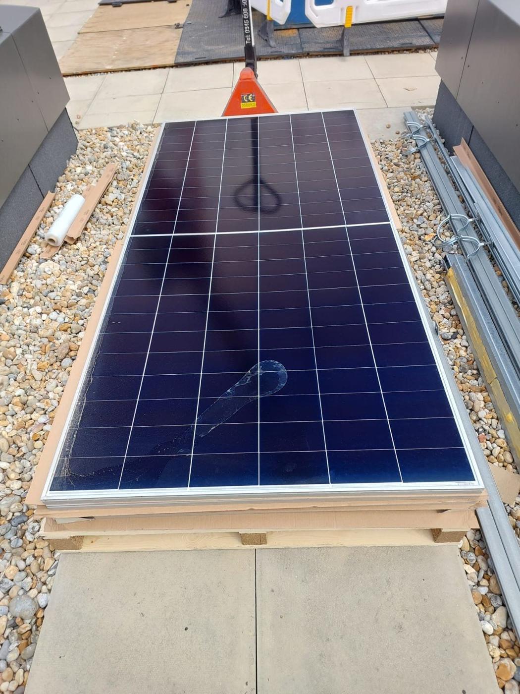 Panel on pallet with corner protection